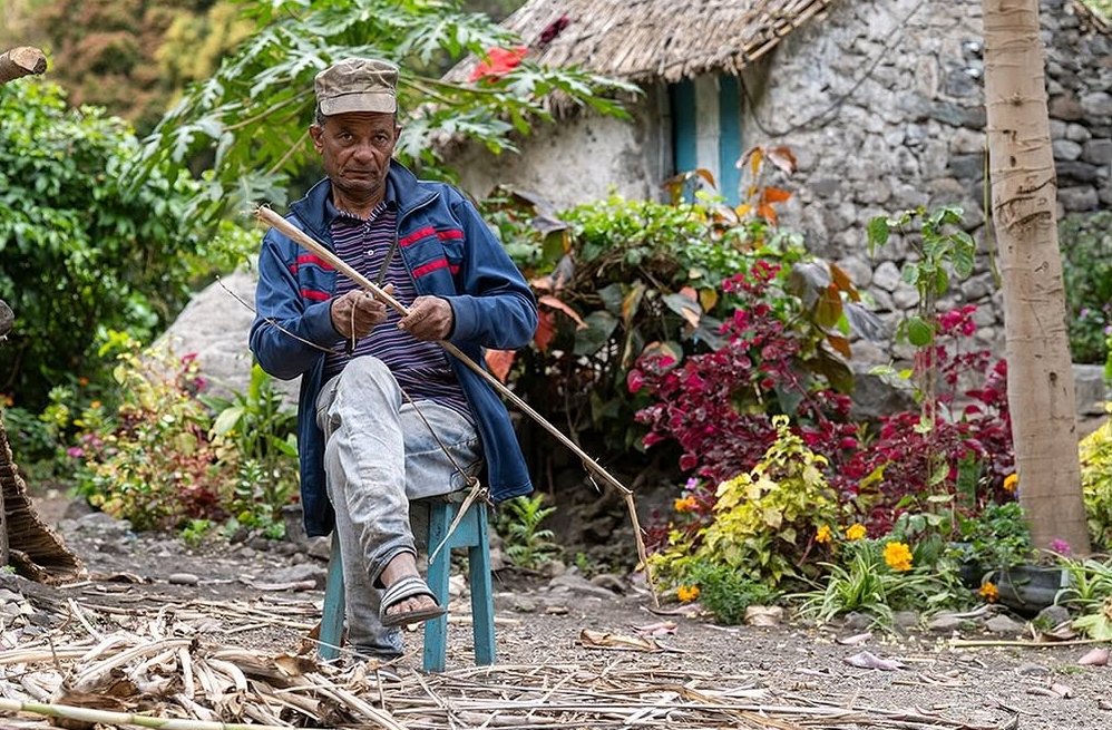 Habitant de Santo Ant├úo devant sa maison, Cap-Vert