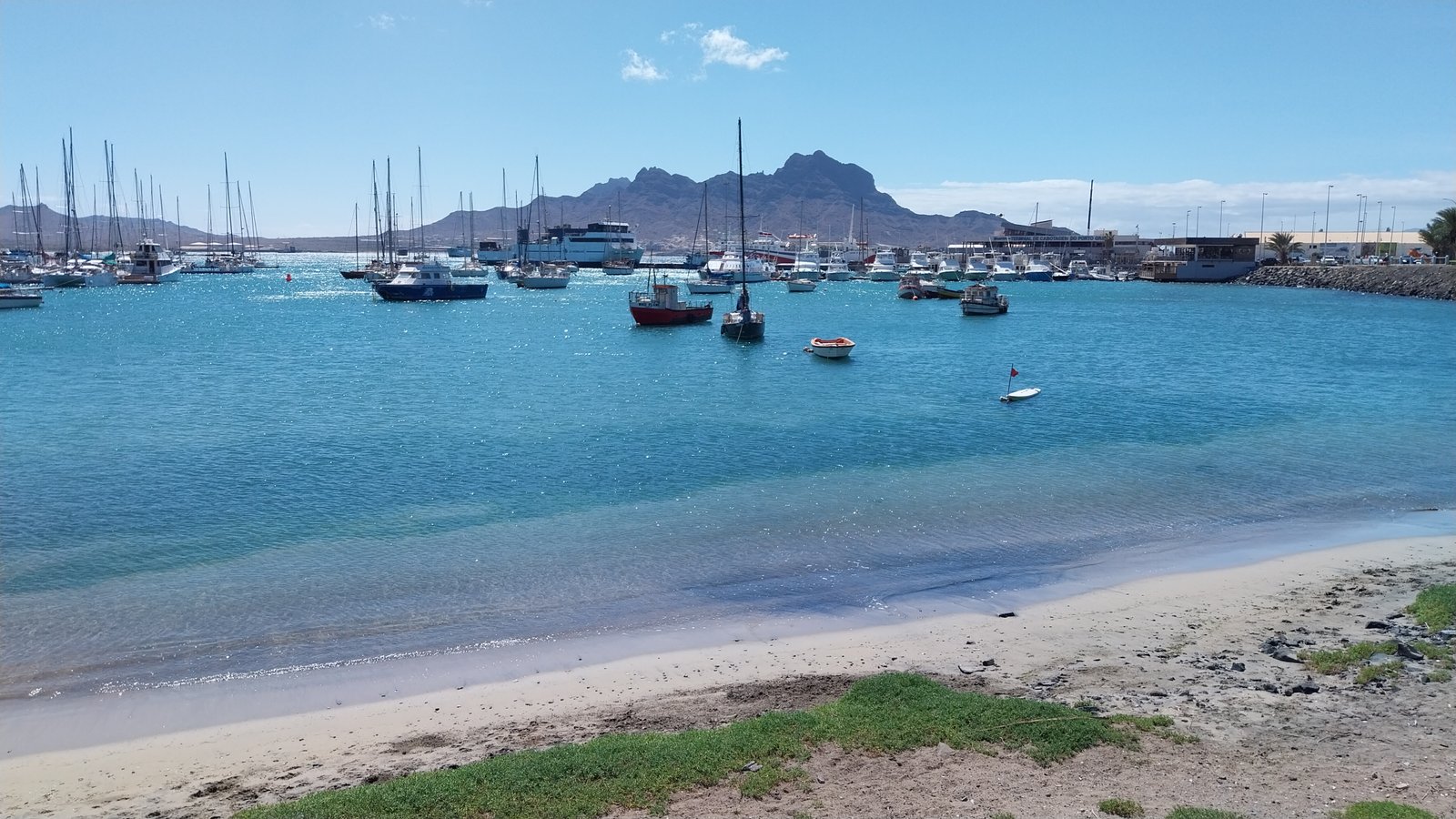 Bateaux dans la baie de Mindelo, Cap-Vert